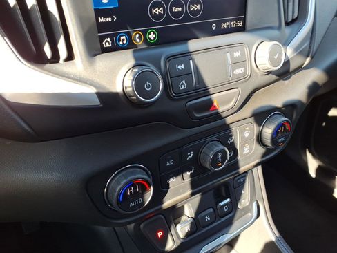 Used 2021 GMC Terrain SLT image 12