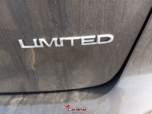 Used 2018 Chrysler Pacifica Limited image 8