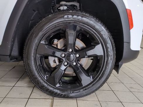 Used 2023 Jeep Grand Cherokee Altitude AWD/4WD image 27