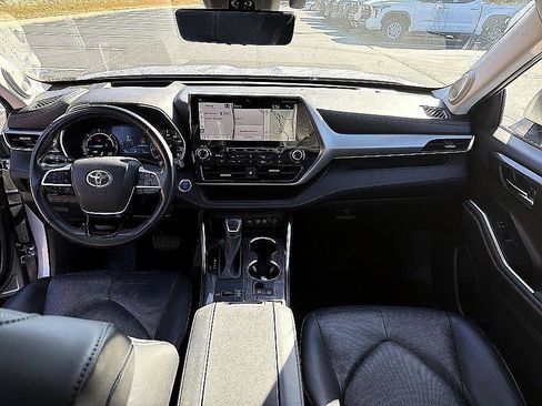 Used 2021 Toyota Highlander Platinum image 19