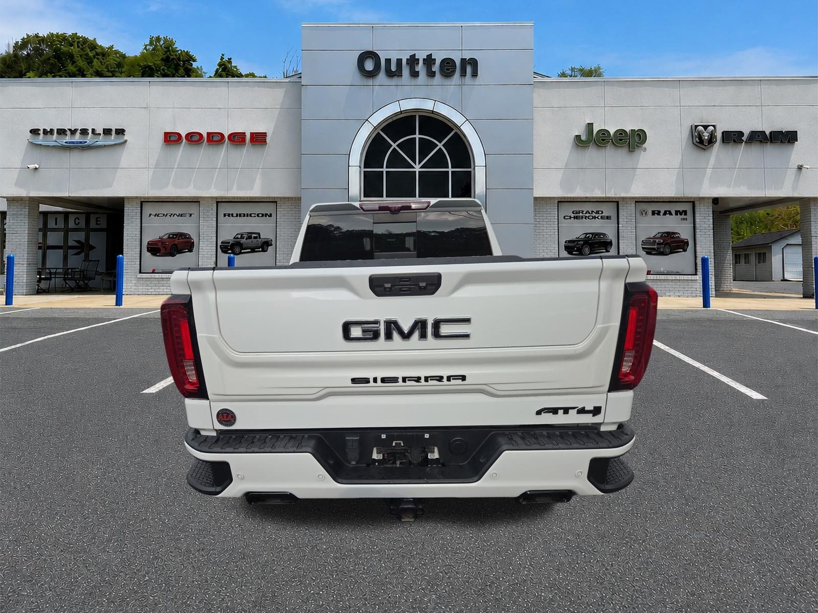 Used 2023 GMC Sierra 1500 AT4 w/ AT4 Premium Package AWD/4WD image 5