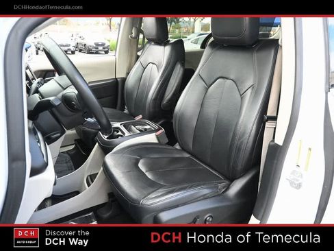 Used 2018 Chrysler Pacifica Touring-L image 17