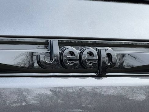Used 2025 Jeep Grand Cherokee Limited w/ Black Appearance Package AWD/4WD image 49