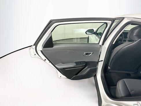 Used 2025 Kia K4 FWD image 25