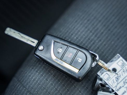 Used 2018 Toyota C-HR XLE image 36