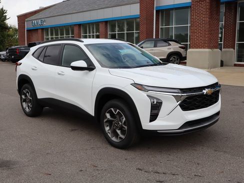 New 2026 Chevrolet Trax LT w/ Driver Confidence Package image 2