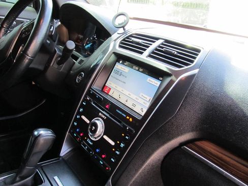 Used 2017 Ford Explorer Limited image 40