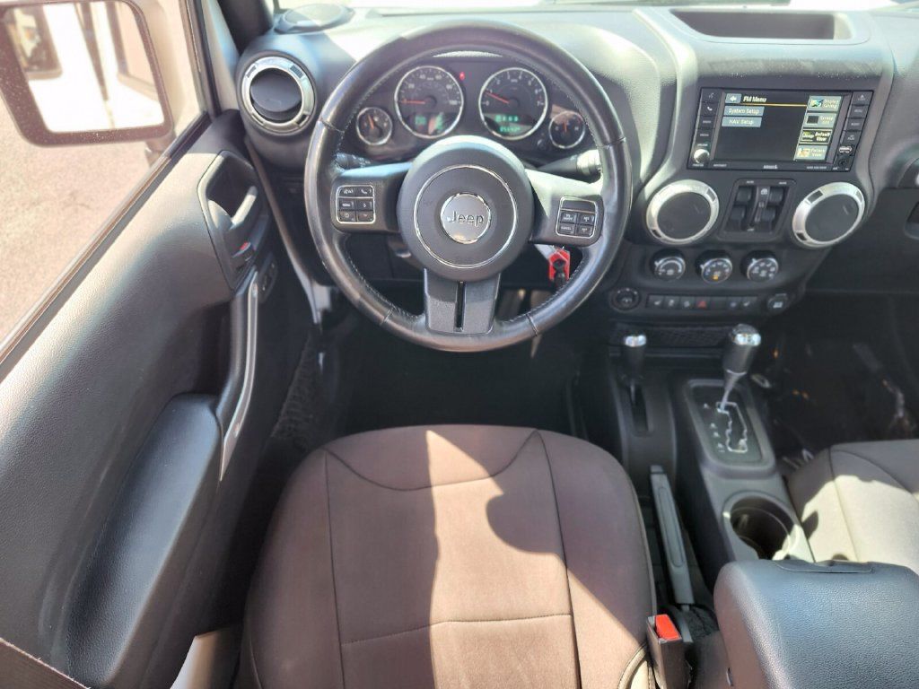 Used 2016 Jeep Wrangler Unlimited Rubicon w/ Connectivity Group AWD/4WD image 13