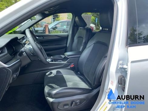 Used 2025 Jeep Grand Cherokee Altitude AWD/4WD image 30
