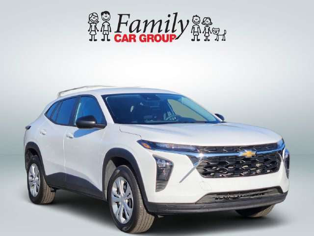 Used 2026 Chevrolet Trax LS FWD image 2