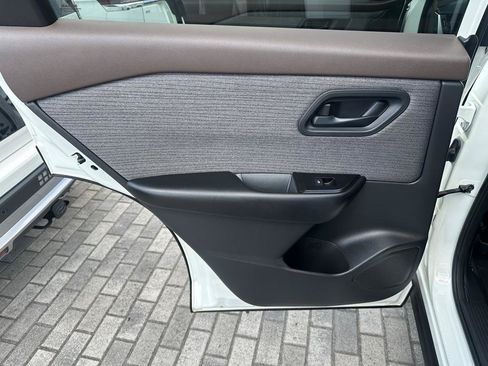Used 2023 Nissan Rogue S AWD/4WD image 28