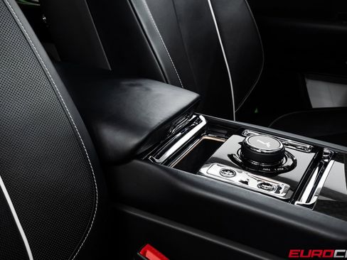 Used 2020 Rolls-Royce Cullinan Black Badge image 32