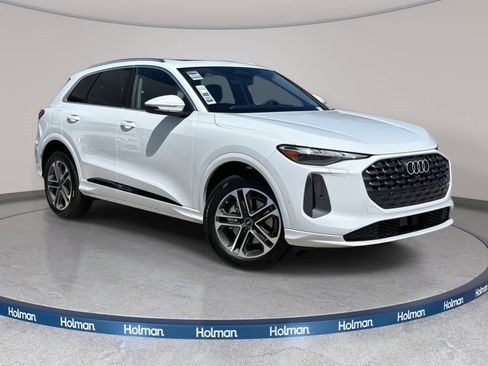 Used 2025 Audi Q5 Premium w/ Convenience Package image 5