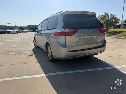 Used 2015 Toyota Sienna XLE w/ XLE Navigation Package FWD image 4
