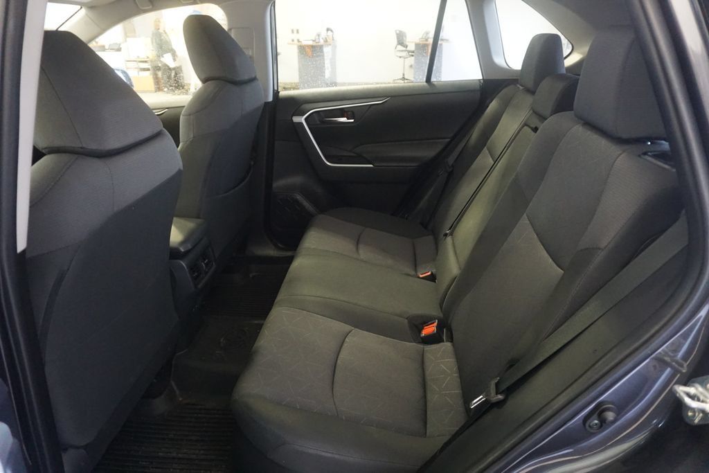 Used 2025 Toyota RAV4 XLE AWD/4WD image 18