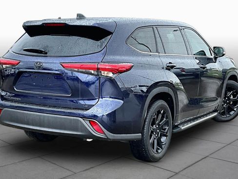 Used 2022 Toyota Highlander LE FWD image 13