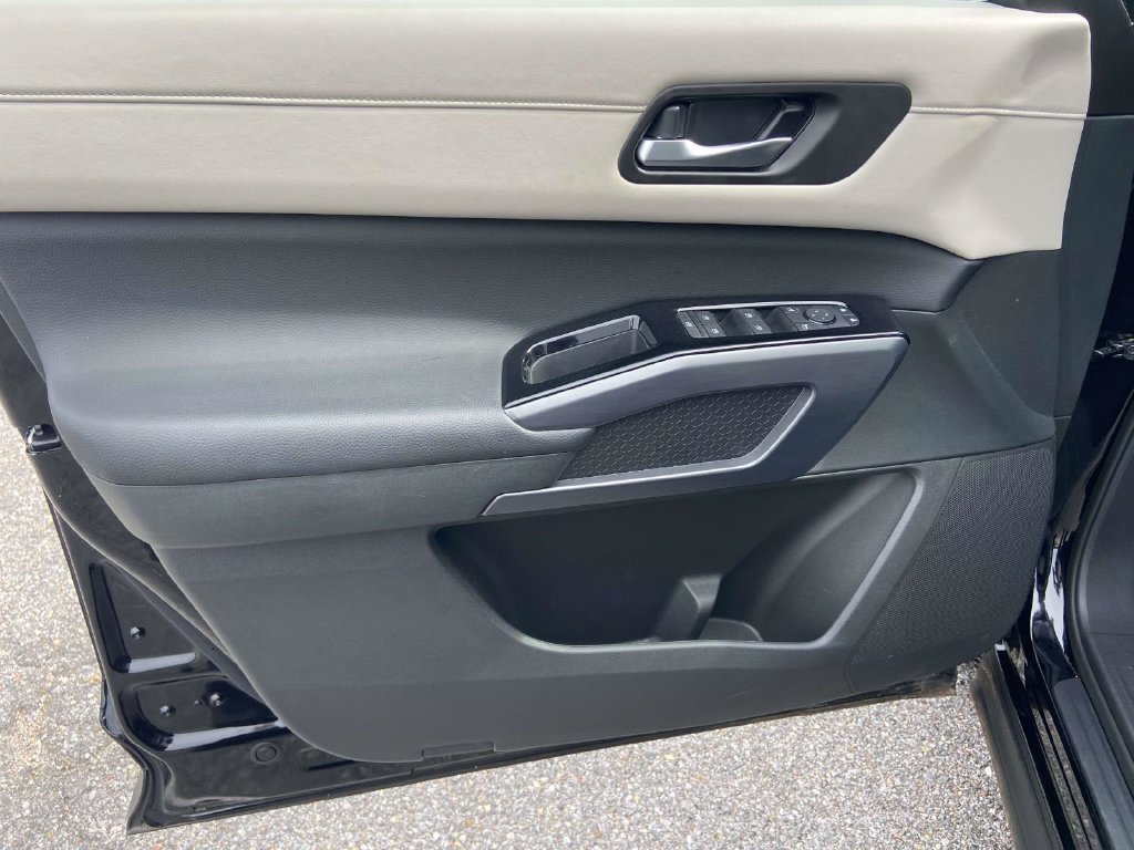 Used 2026 Nissan Pathfinder SL FWD image 9