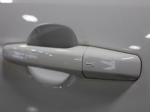 Used 2017 Jaguar F-PACE Premium image 32