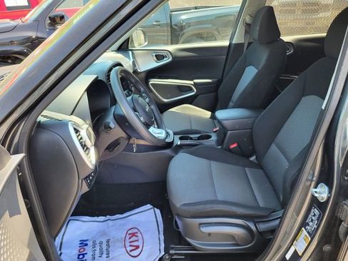 Used 2023 Kia Soul LX w/ LX Technology Package FWD image 11