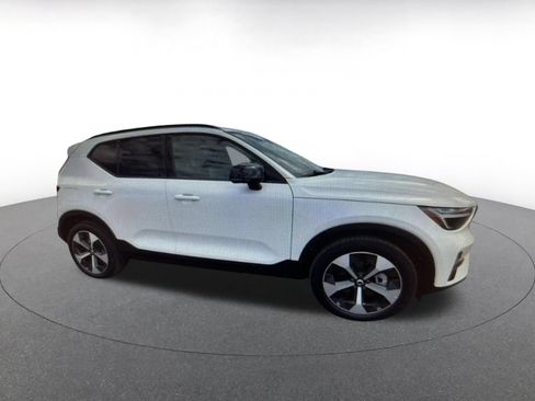 Used 2024 Volvo XC40 B5 Core AWD/4WD image 4