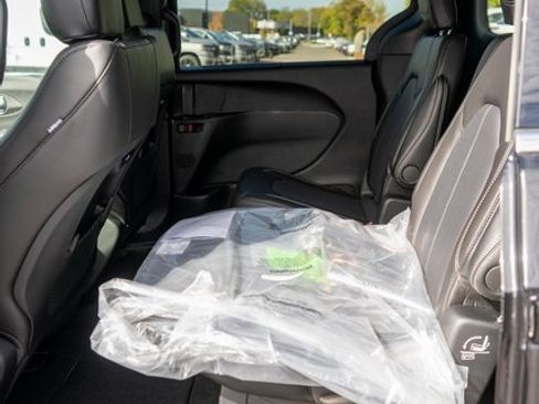 New 2026 Chrysler Pacifica Select image 9