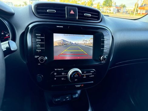 Used 2018 Kia Soul + FWD image 28