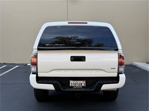 Used 2022 Toyota Tacoma TRD Sport w/ Technology Package RWD image 5