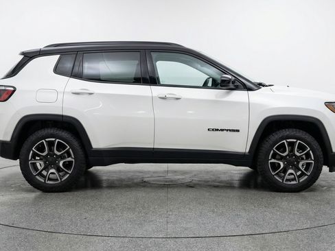 Used 2025 Jeep Compass Trailhawk image 11
