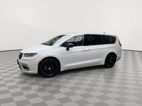 Used 2025 Chrysler Pacifica Select image 34