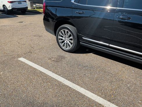 Used 2022 GMC Yukon Denali image 3