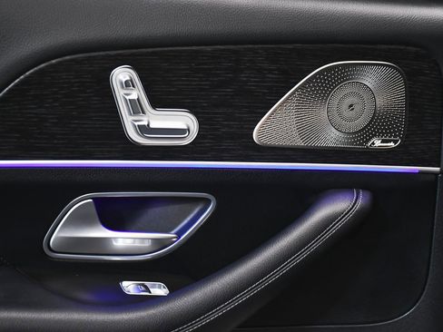 Used 2025 Mercedes-Benz GLS 450 4MATIC image 13