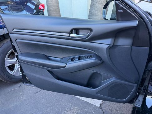 Used 2025 Nissan Altima 2.5 SV image 18