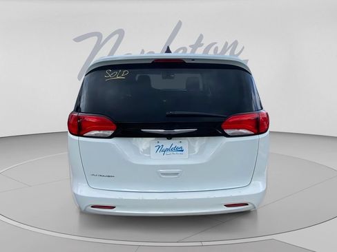 Used 2022 Chrysler Voyager LX FWD image 8