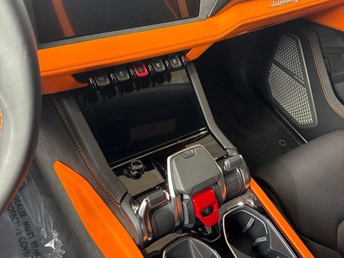 Used 2025 Lamborghini Urus SE AWD/4WD image 12