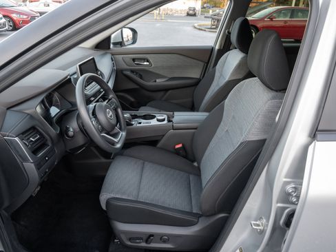 Used 2023 Nissan Rogue SV image 16