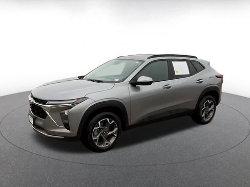 Used 2025 Chevrolet Trax LT image 8