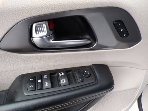 Used 2022 Chrysler Pacifica Touring-L FWD image 21