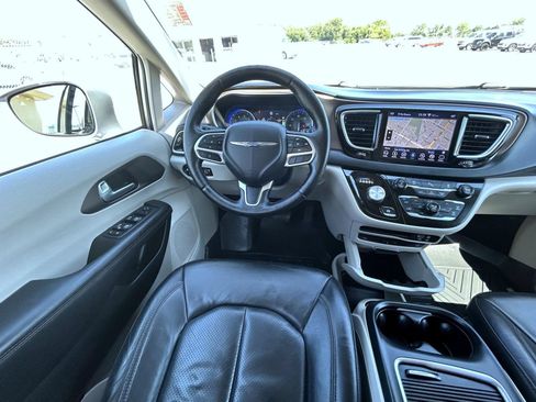 Used 2018 Chrysler Pacifica Touring-L Plus FWD image 14