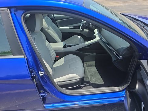 Used 2024 Hyundai Elantra Limited FWD image 11