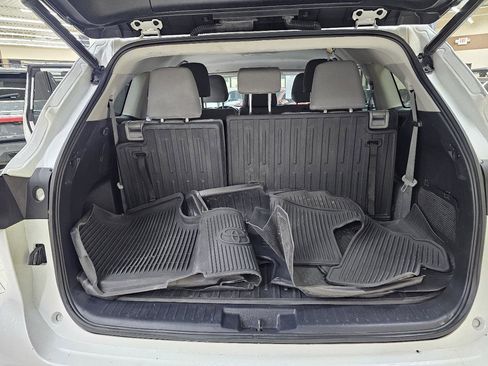 Used 2023 Toyota Highlander LE image 12
