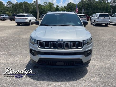 Used 2025 Jeep Compass Latitude AWD/4WD image 2