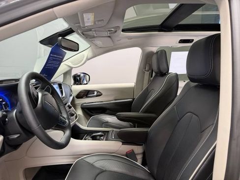 Used 2024 Chrysler Pacifica Limited FWD image 16