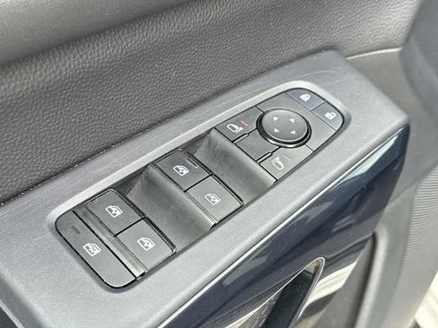 Used 2025 Nissan Pathfinder SV AWD/4WD image 32