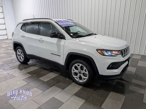 Used 2025 Jeep Compass Latitude AWD/4WD image 5