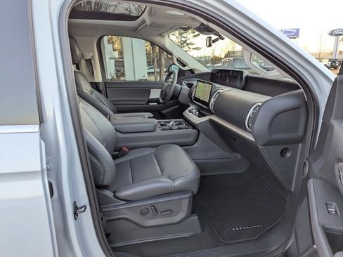 Used 2025 Ford Expedition Active image 20