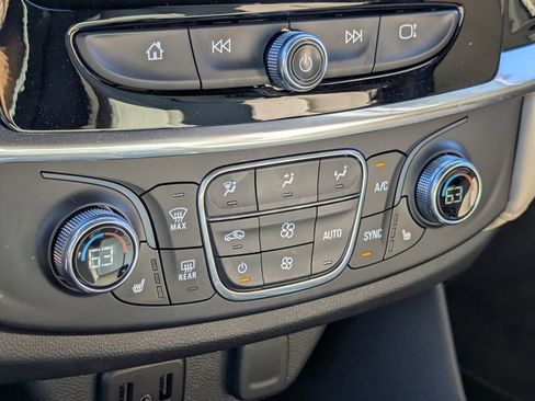 Used 2022 Chevrolet Traverse LT image 21