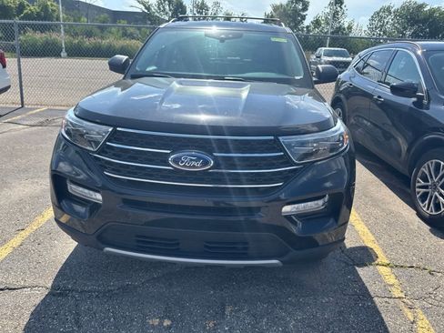 Used 2024 Ford Explorer XLT w/ Equipment Group 202A AWD/4WD image 4