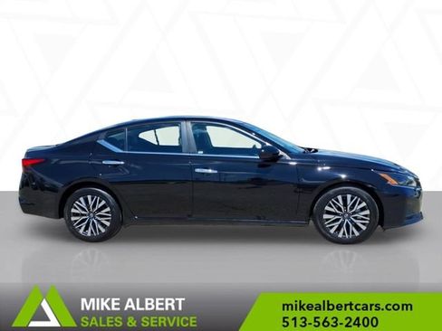 Used 2023 Nissan Altima 2.5 SV w/ SV Premium Package FWD image 8
