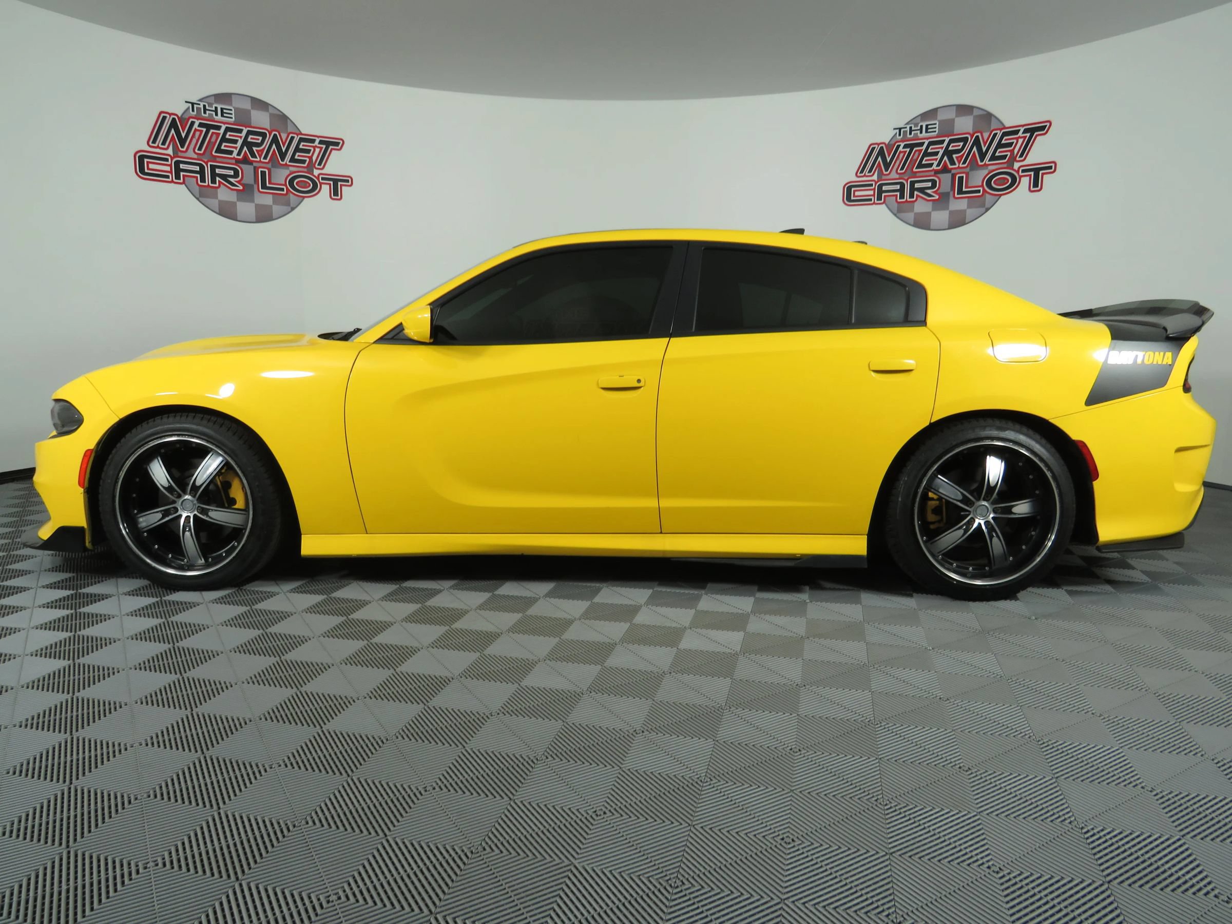 Used 2017 Dodge Charger R/T RWD image 4