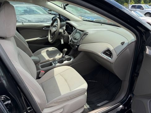 Used 2018 Chevrolet Cruze LT FWD image 12